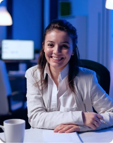 Mulher olhando sorrindo, olhando para a camera.